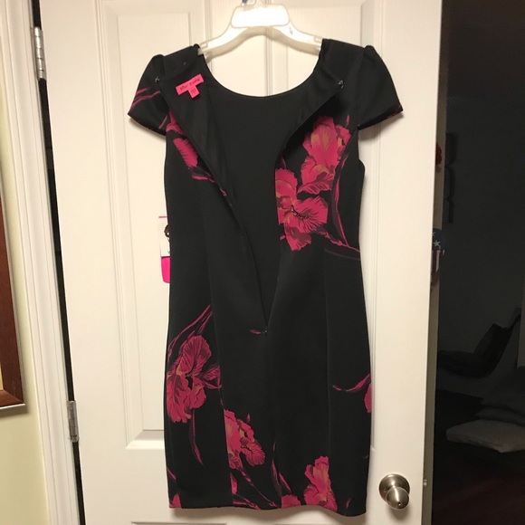 BEAUTIFUL NWT Betsey Johnson Midi Dress. - Picture 8 of 9